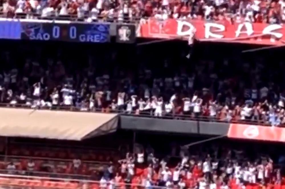 UŽASNE SCENE NA UTAKMICI: Navijač pao sa 20 metara na devojčicu! Doživeo je jezive prelome!