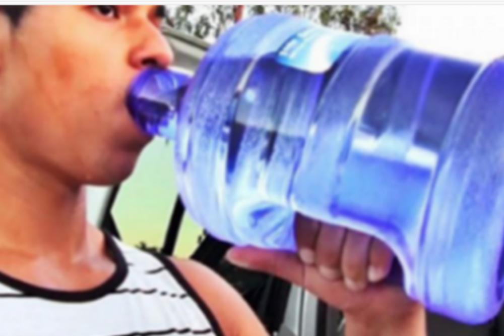 PIO JE 4 LITRE VODE MESEC DANA BEZ PRESTANKA! Organizam mu se skroz promenio, nije ličio na SEBE VIŠE!