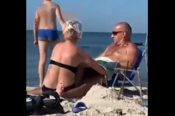 NAJLUĐI SNIMAK SA LETOVANJA: Dok se DECA igraju oko njih, ona je rešila da ZADOVOLJI muža (VIDEO)