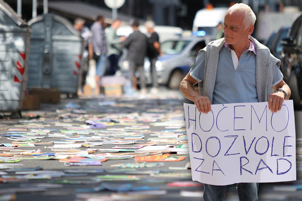 KOSOVSKA ULICA BILA U TOTALNOJ BLOKADI! Udžbenike su delili BESPLATNO, POGLEDAJTE KAKVO RASULO JE BILO TAMO (FOTO)