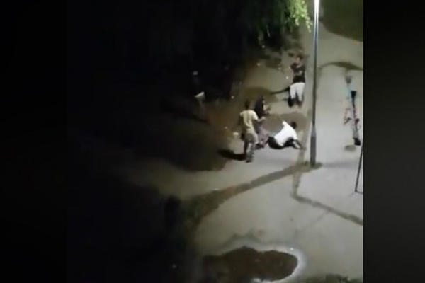 VRISAK, JAUCI, ZAPOMAGANJE: Krvava TUČA migranata kakva još nije VIĐENA (VIDEO)