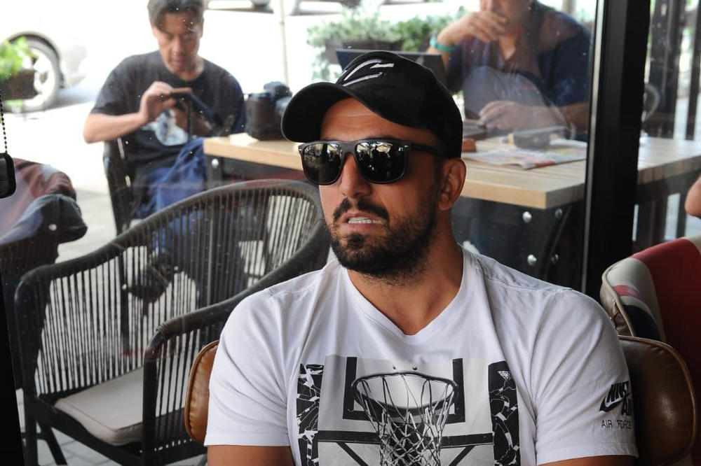 POSLE JEDNE DISKVALIFIKACIJE, TOMOVIĆ PONOVO NASILAN: Nasrnuo na Draganu, MORALI DA JE BRANE OD NJEGA (VIDEO)