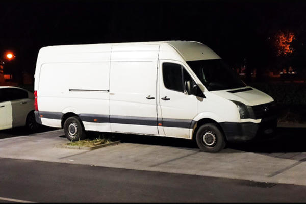 E OVO JE NAJBAHATIJI VOZAČ U SRBIJI! Čovek je ladno parkirao na 3 PARKING MESTA! (FOTO)