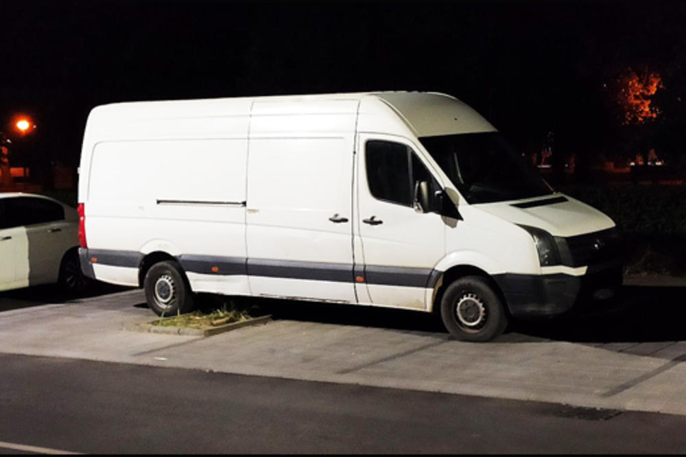 E OVO JE NAJBAHATIJI VOZAČ U SRBIJI! Čovek je ladno parkirao na 3 PARKING MESTA! (FOTO)