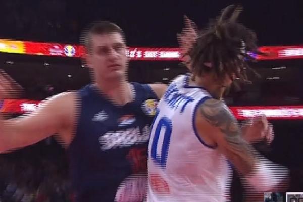 HEKET SE ZALETEO NA JOKIĆA: Incident u finišu meča sa Italijom, saigrači uleteli da smiruju!