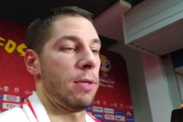 JOVIĆ POKAZAO KRVAVU RUKU POSLE MEČA: Novinarima se pohvalio ranom od tuče sa Italijanima!