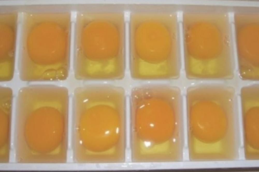 STAVILA JE 14 JAJA U POSUDU ZA LED I OSTAVILA U ZAMRZIVAČU: Kada je posle 2 sata izvadila, dobila je nešto LUDO