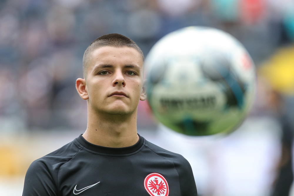 DEJAN JOVELJIĆ NAPUŠTA AJNTRAHT? Mladi napadač se seli u Englesku - Arsenal se pita!