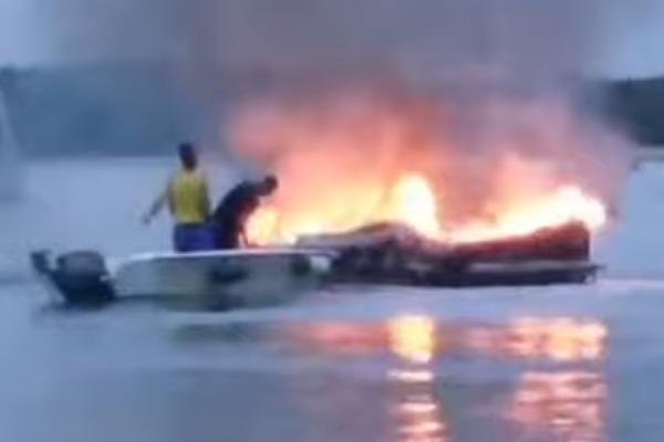 GORI JAHTA U TIVATSKOM ZALIVU! Intervenisala i JOVANA!