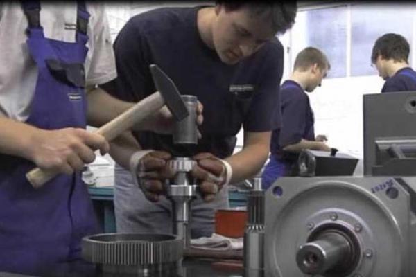 Srbin opisao kako izgleda RADNI DAN U NEMAČKOJ FABRICI: Ako dođeš u 5.50h kasno je, u 6.01h MAŠINE VEĆ ZUJE!