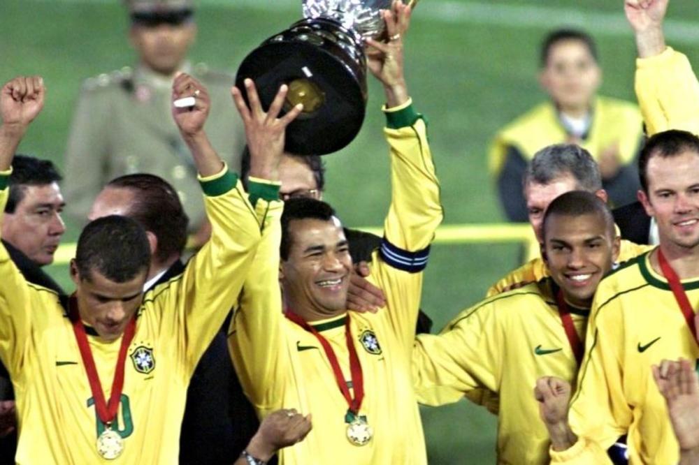 VELIKA TRAGEDIJA LEGENDE BRAZILA: Preminuo sin čuvenog kapitena! Pozlilo mu dok je igrao fudbal!