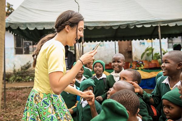 DECA ME ZOVU MZUNGU JER SAM BELA, OBOŽAVAJU SRBIJU! Srpska učiteljica iz Tanzanije nam je otvorila DUŠU