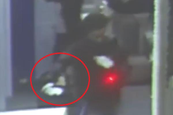 AMERIKANKA UHVAĆENA U PAKLENOM PLANU: Zaustavili je na aerodromu, u torbi je krila UŽAS (VIDEO)