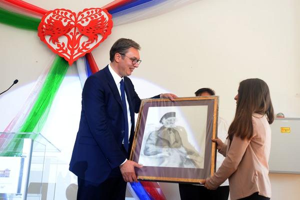 SVOJU SRBIJU NIKAD NEMOJTE ZABORAVITI: Vučić obišao srpsku deci u Mađarskoj, OBEĆAO IM JE POKLON (FOTO)