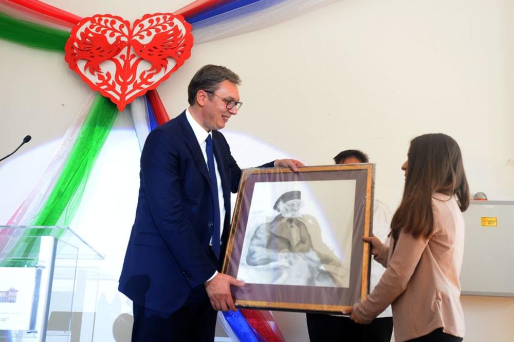 SVOJU SRBIJU NIKAD NEMOJTE ZABORAVITI: Vučić obišao srpsku deci u Mađarskoj, OBEĆAO IM JE POKLON (FOTO)