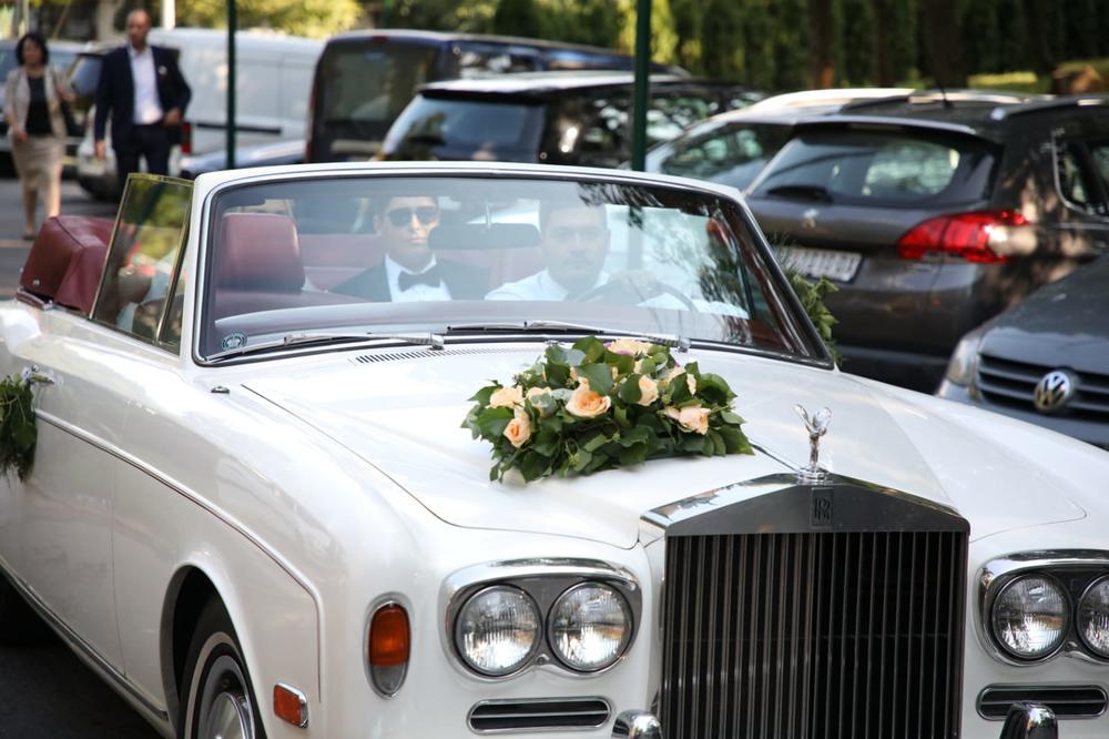 PIŽON DANAS UDAJE ĆERKU, OD LUKSUZA SVE PRŠTI: Ivona i Miloš se dovezli u PRESKUPOJ LIMUZINI, a zvanice SAMO VIP!