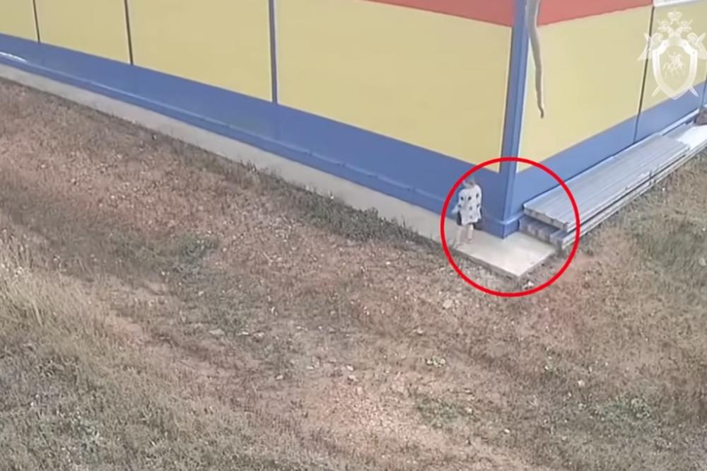 JOŠ JEDNA BEBA ZAVRŠILA U KONTEJNERU: Stravičan smimak majke koja se NIJE NI OKRENULA kada je bacila dete! (VIDEO)