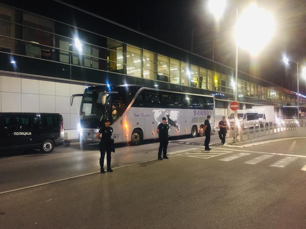 Mnogo policije ispred aerodroma  