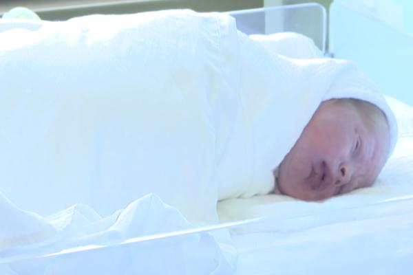 BEBA USTALA IZ KOME I NASMEŠILA SE TATI: Onda je usledilo nešto o čemu priča ceo svet!