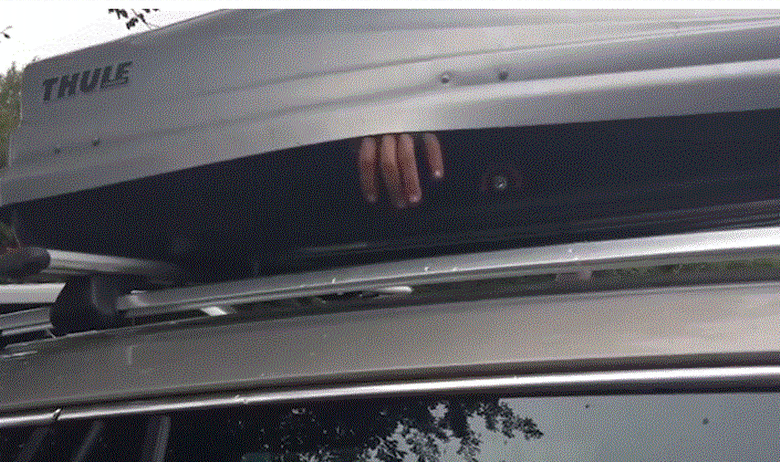 VRAĆALI SE SA ODMORA, PA SHVATILI DA NISU BILI SAMI U AUTOMOBILU! Bračni par je nesvesno povezao i trećeg putnika!