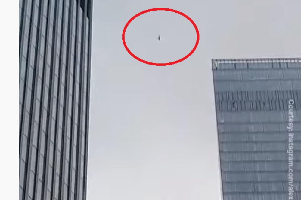NEVEROVATAN PRIZOR IZ MOSKVE: Ljudi su u čudu gledali u nebo zbog ovog čoveka! (VIDEO)