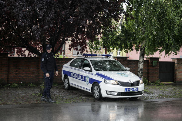 HOROR U SREMSKIM KARLOVCIMA: Muškarac sa nožem upao u ambulantu, PACIJENTI SE RAZBEŽALI