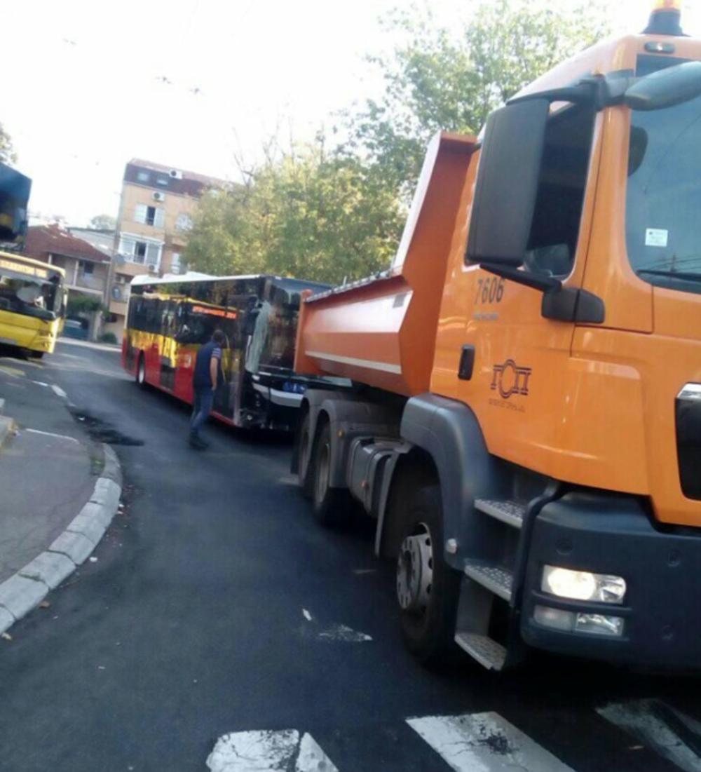 Autobus 77 se ZAKUCAO U STUB 