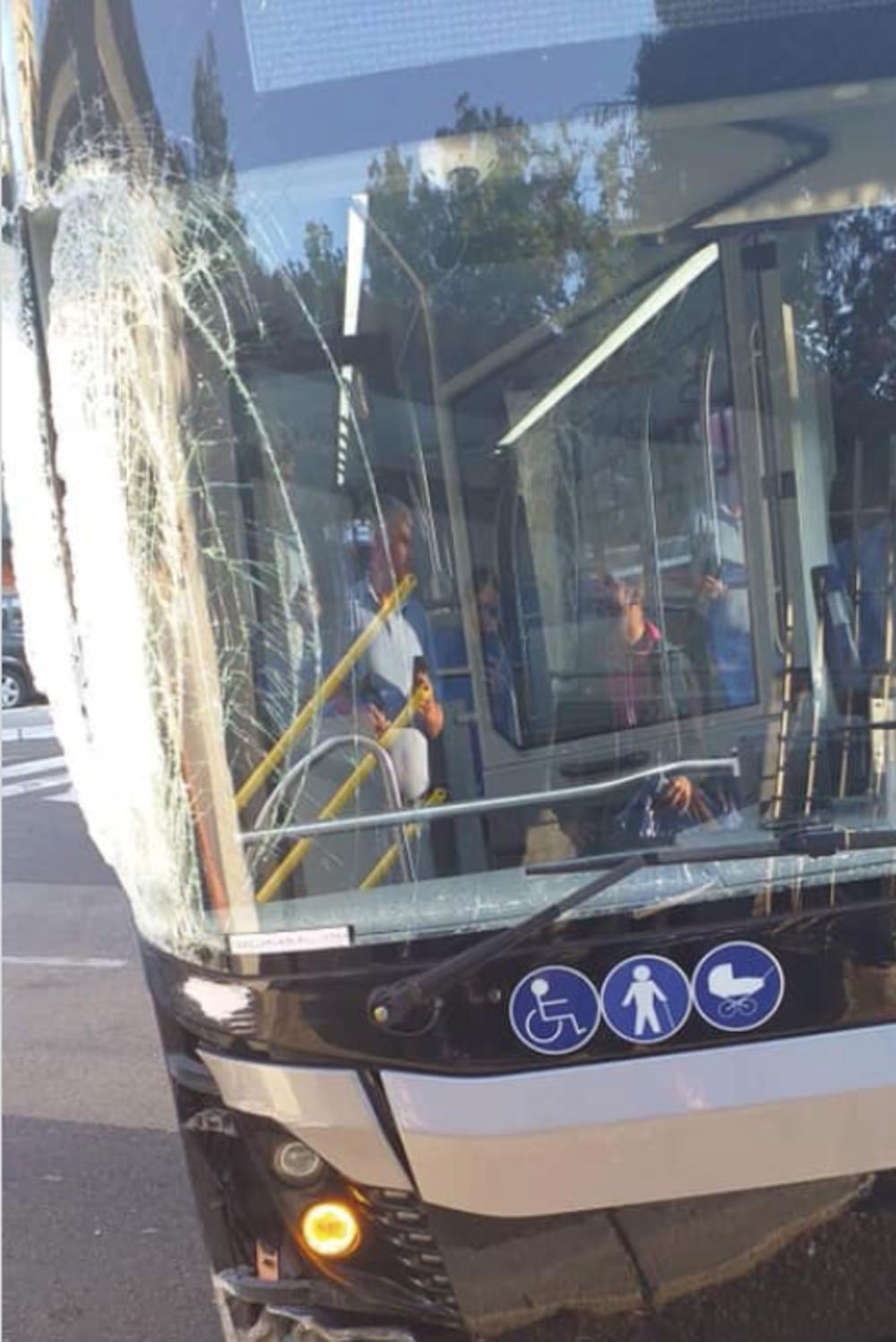 Autobus 77 se ZAKUCAO U STUB 