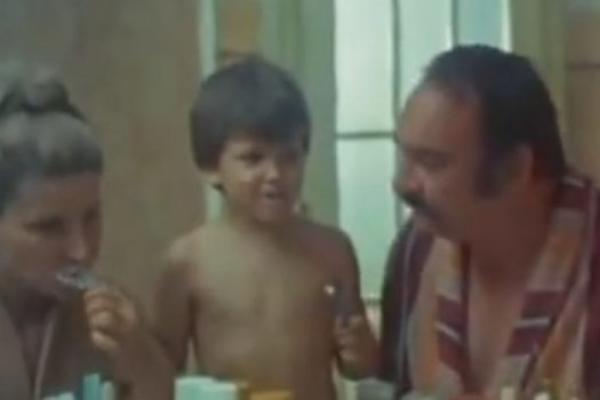 PRE 35 GODINA IZGOVORIO JE ČUVENU REPLIKU MANJE VINA, MANJE VINA! Mali TADIJA IZ VARLJIVOG LETA otišao na HAVAJE!