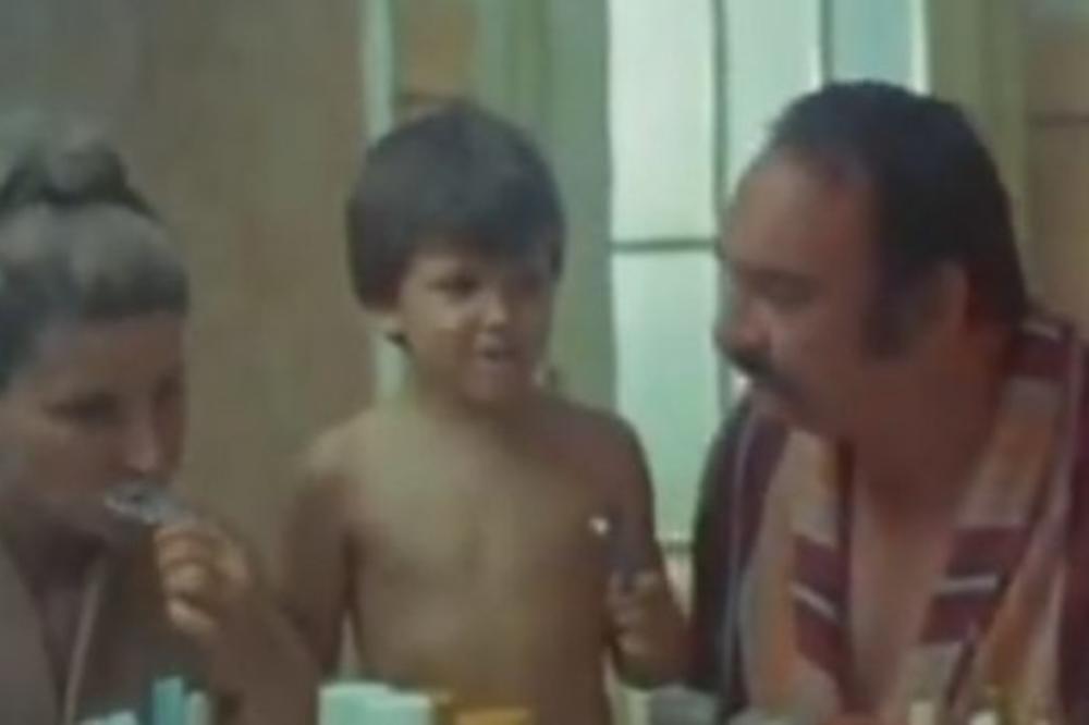 PRE 35 GODINA IZGOVORIO JE ČUVENU REPLIKU MANJE VINA, MANJE VINA! Mali TADIJA IZ VARLJIVOG LETA otišao na HAVAJE!