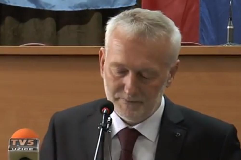 HIT, SRPSKOG POLITIČARA IZUJEDAO PAS, on optužio POLITIČKOG PROTIVNIKA!