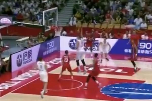 NAJLEPŠA AKCIJA SRBIJE U PRVOM POLUVREMENU: Jokićeve oči na leđima sve vide!