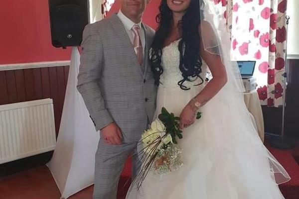 MLADA JE KLEKLA PRED NJEGA A DOŠAO JE DA BUDE KUM NA VENČANJU: Neverovatna LJUBAVNA PRIČA (VIDEO)