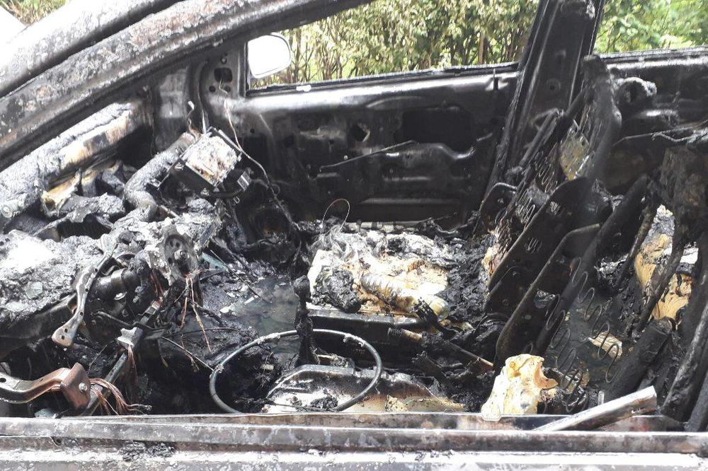 HOROR NA ZRENJANINSKOM PUTU: Zapalio se automobil, JEDVA izvukli putnike!