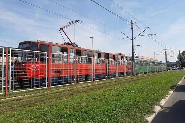 TRAMVAJ UDARIO ČOVEKA KOD BUVLJAKA: Daje znake života! (FOTO)