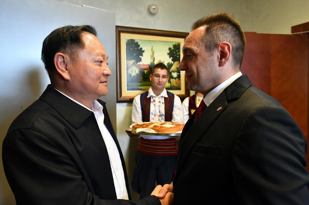 VULIN DELEGACIJU KINE DOČEKAO POGAČOM: Sarađujemo u oblasti odbrane