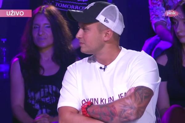 DETALJ NA TELU STEFANA KARIĆA KOJI NIKO NIJE PRIMETIO: Baš voli da je u TRENDU i ako VEZE NEMA SA ŽIVOTOM