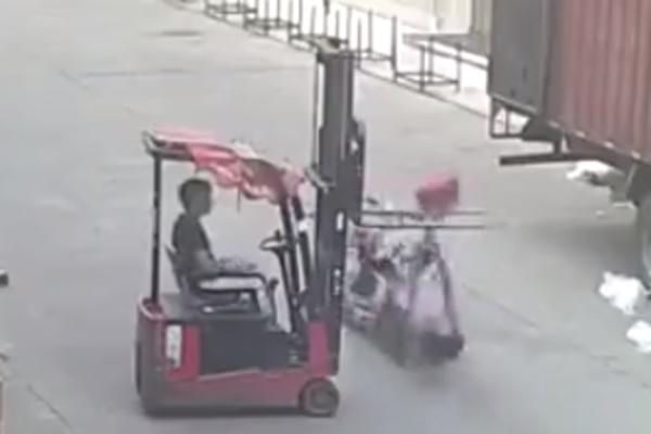 SNIMLJEN STRAVIČAN INCIDENT! Žena vozila bicikl i NIJE VIDELA VILJUŠKAR! (VIDEO)