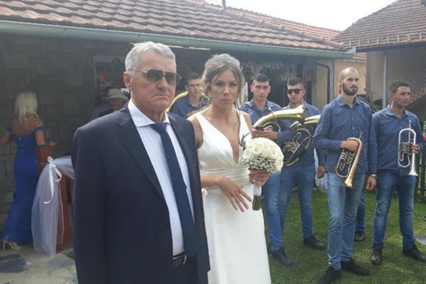 PRVE SLIKE MLADENACA MILOJKA I MILIJANE! Na stolu za GOZBU nema gde čačkalica da PADNE! (FOTO)