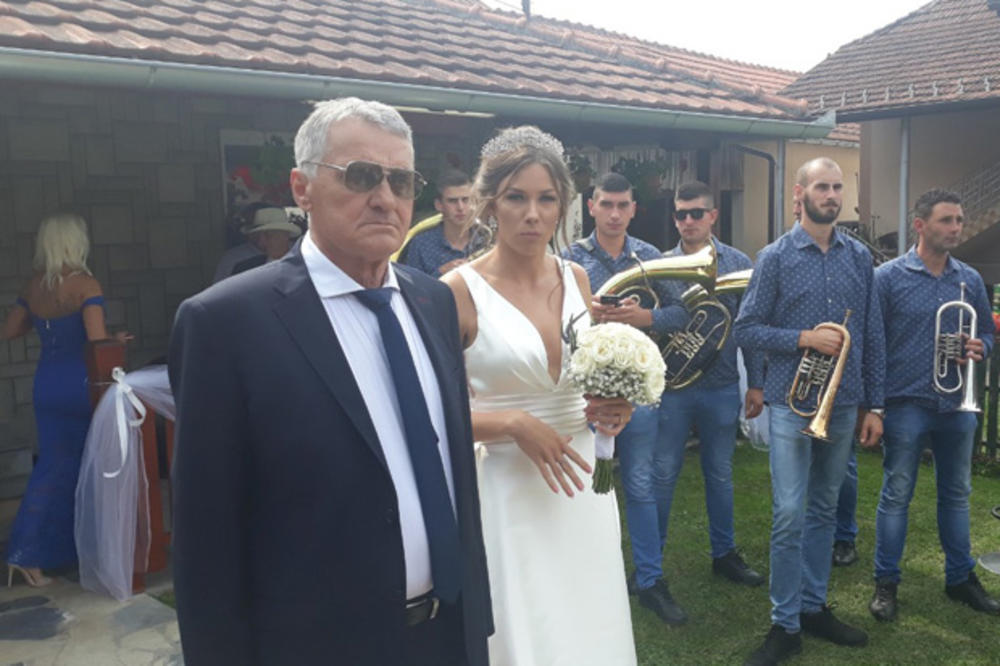 PRVE SLIKE MLADENACA MILOJKA I MILIJANE! Na stolu za GOZBU nema gde čačkalica da PADNE! (FOTO)