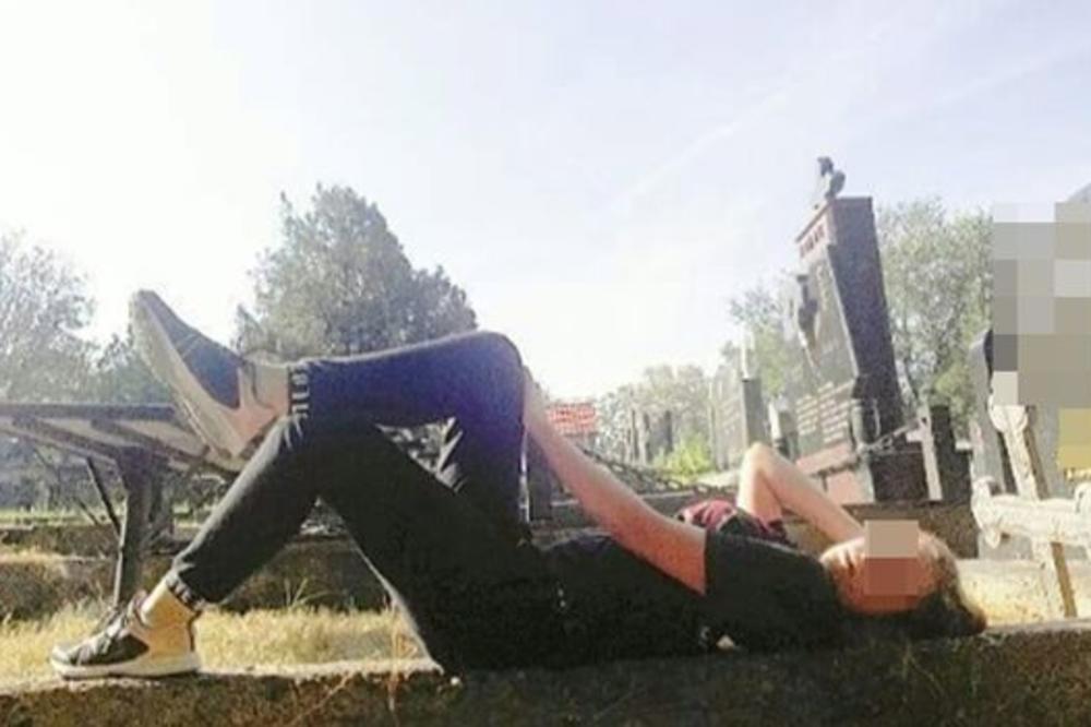 BEOGRAĐANKA POZIRALA NA GROBU, INTERNET GORI zbog njenog OBJAŠNJENJA! (FOTO)