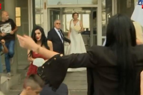 DINA GALORINI OTIMALA BIDERMAJER KUMI IZ RUKU! Vukla iz sve snage, ljudi nisu verovali šta VIDE