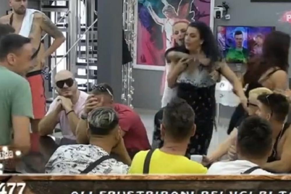 PAKAO U ZADRUZI POČEO! Sani i Gagi NAPALI SAŠKU KARAN: Zavrtao joj uši i ČUPAO KOSU, obezbeđenje DRŽALO SAŠKU