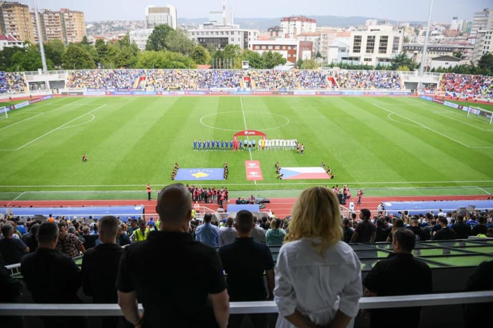 HARADINAJ NA UTAKMICU DOŠAO SA ŽENOM: Ovog puta lepa ANITA nije bila u CENTRU PAŽNJE, nego RAMUŠOVA majica (FOTO)