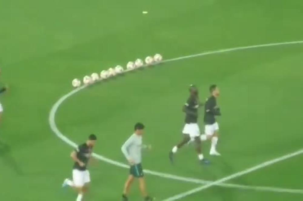 SAMO SU GA ČEKALI DA IZAĐE: Čim je kročio na travu Marakane, Ronaldo je shvatio da ga čeka pakao!