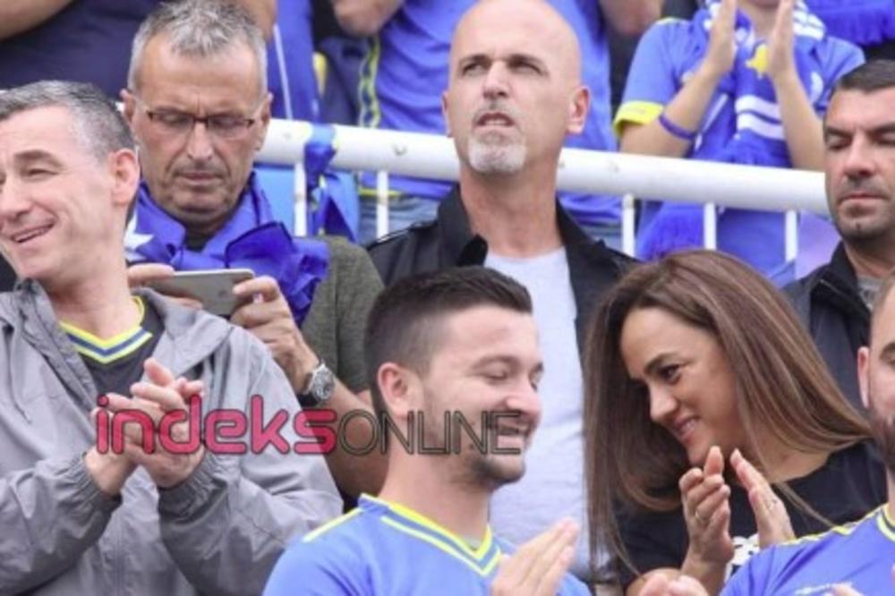 KADRI VESELJI DOŠAO SA SUPRUGOM NA UTAKMICU: Svima je za OKO zapala jedna NEOBIČNA STVAR