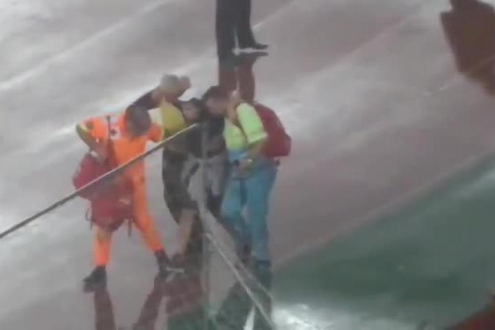 POTRESNE SCENE NA MARAKANI: Kada je Srbija dala gol, jednom detetu je pozlilo!