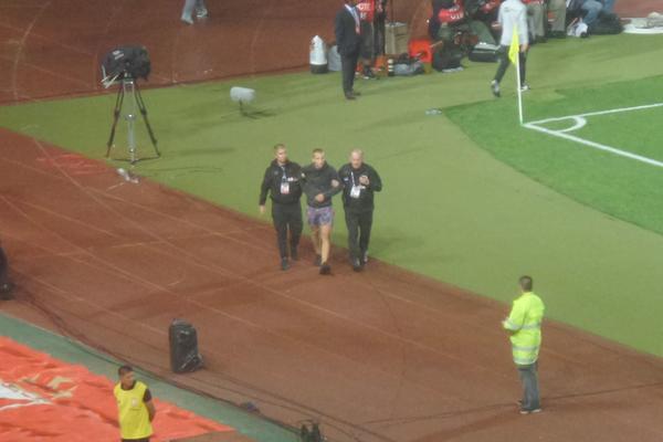 NAVIJAČ SRBIJE ULETEO NA TEREN I ZALETEO SE NA KRISTIJANA RONALDA: Nije se nimalo dobro proveo!