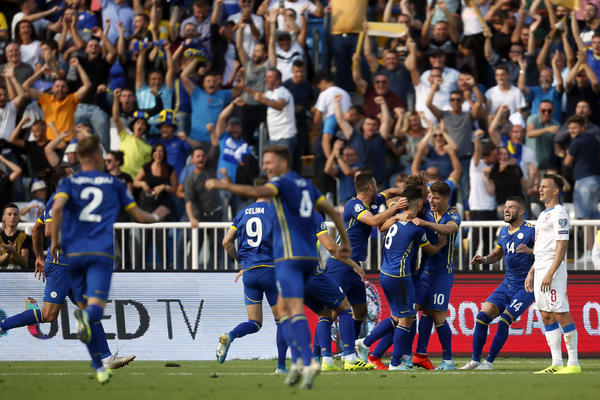 SKANDAL U PRIŠTINI: Navijači tzv. Kosova razbili Čeha od batina, pa se pohvalili snimkom na društvenim mrežama!