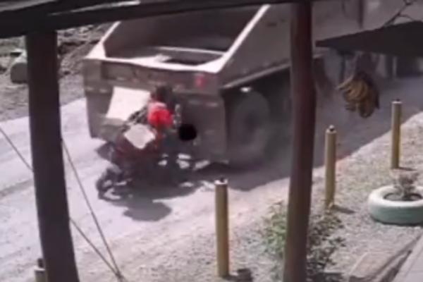 MOTOCIKLISTA STAO IZA KAMIONA, A ONDA JE GRDOSIJA KRENULA U RIKVERC! Stravičan snimak kruži internetom! (VIDEO)